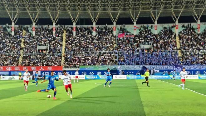 关于大连宏运主场力克富力，稳居积分榜第二的信息