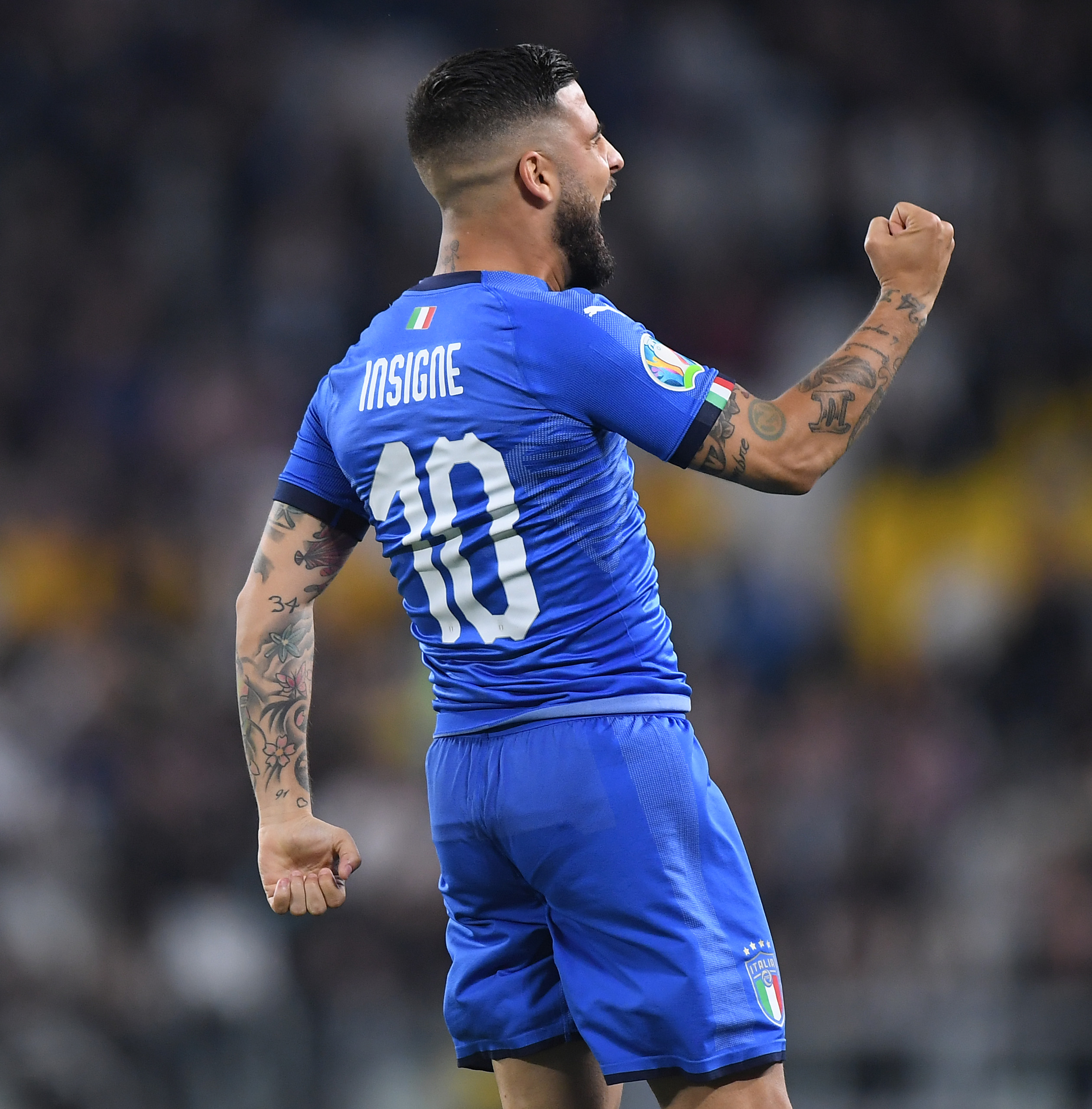 包含意大利足球赛场踢出精彩进球，技惊四座的词条