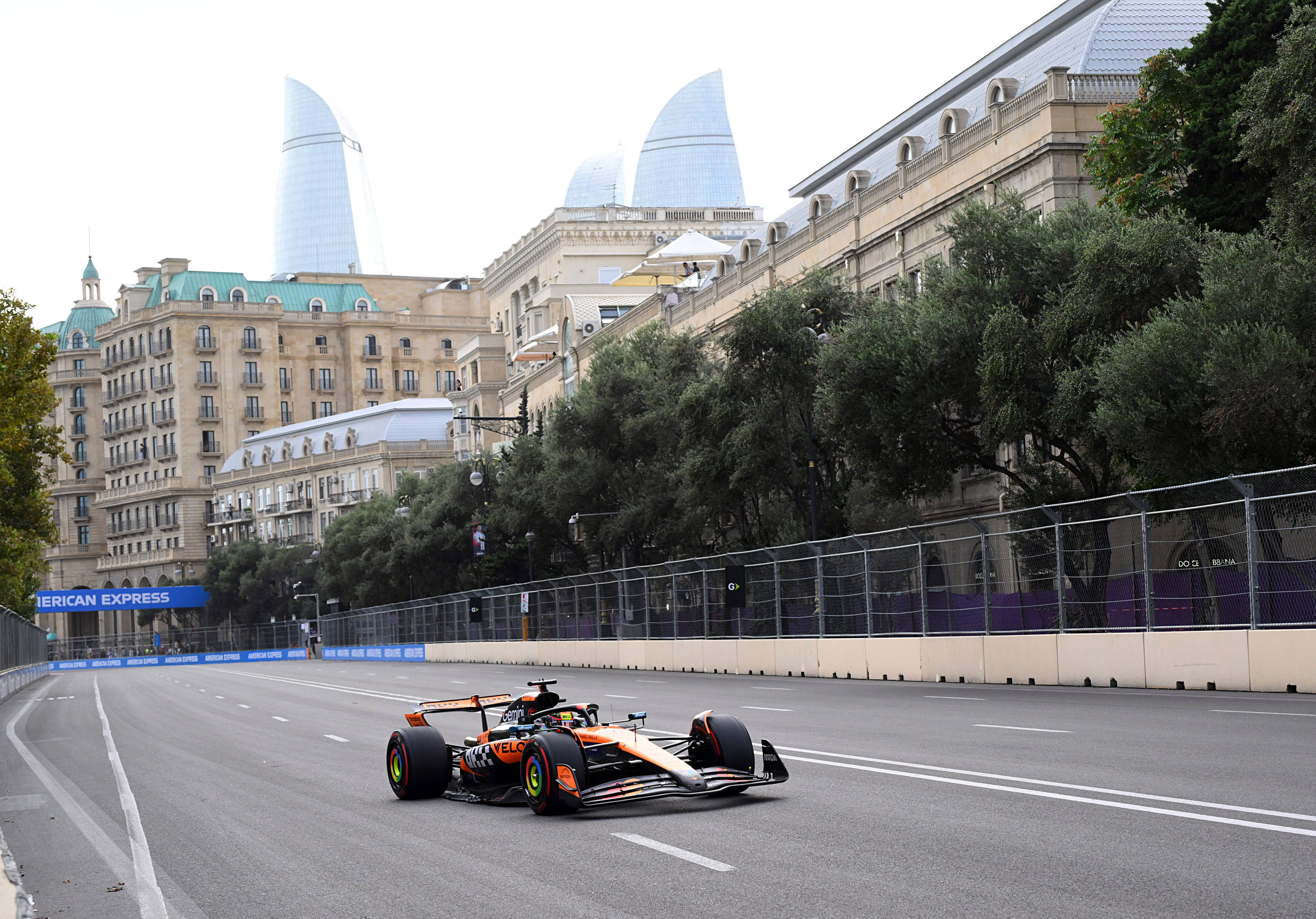 迈凯伦轻取红牛二队,汉密尔顿点燃赛场的简单介绍 迈凯伦轻取红牛二队,汉密尔顿点燃赛场的简单介绍