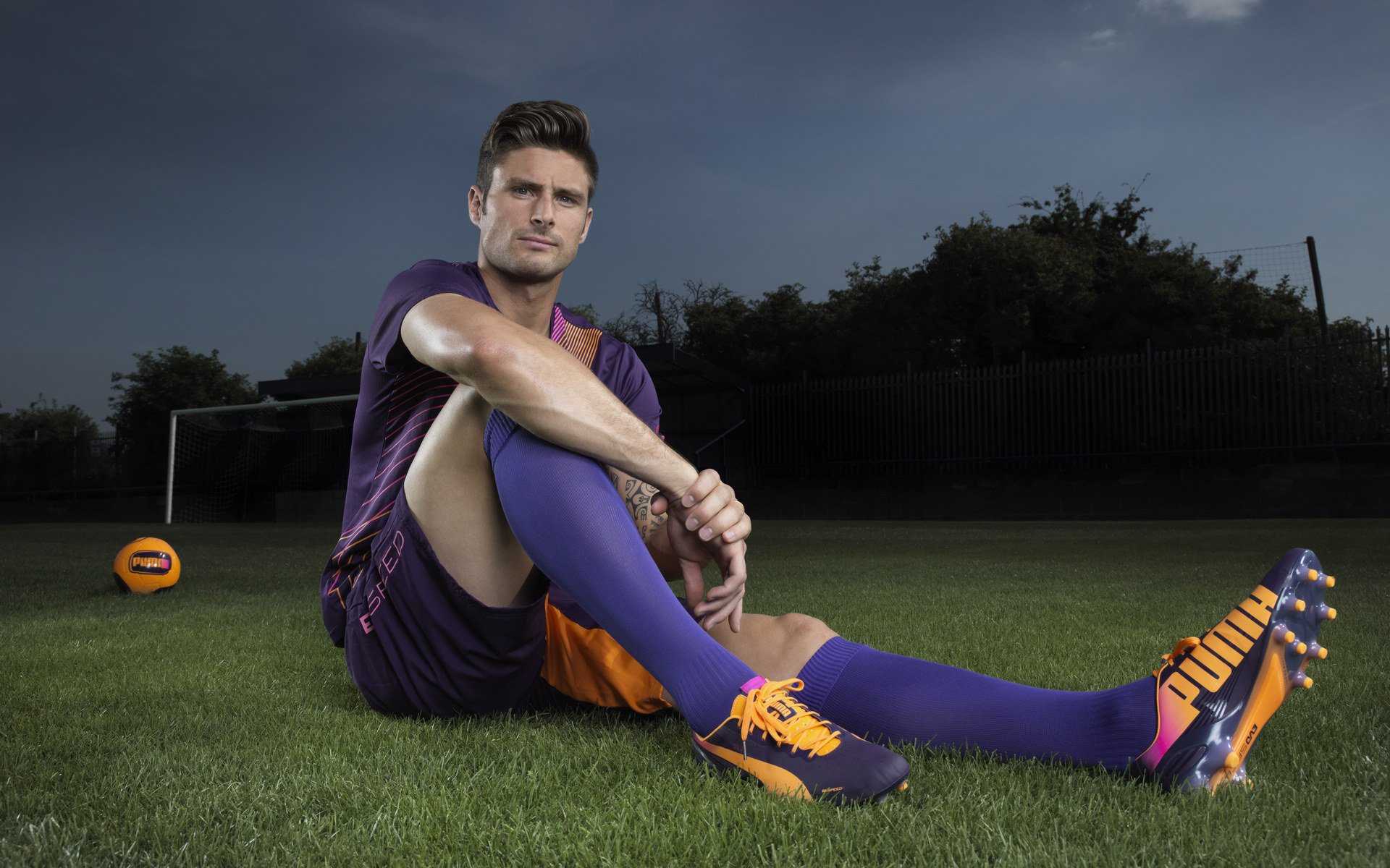 梅赛德斯轻取阿斯顿马丁，诺里斯点燃赛场，策略与激情的双重奏